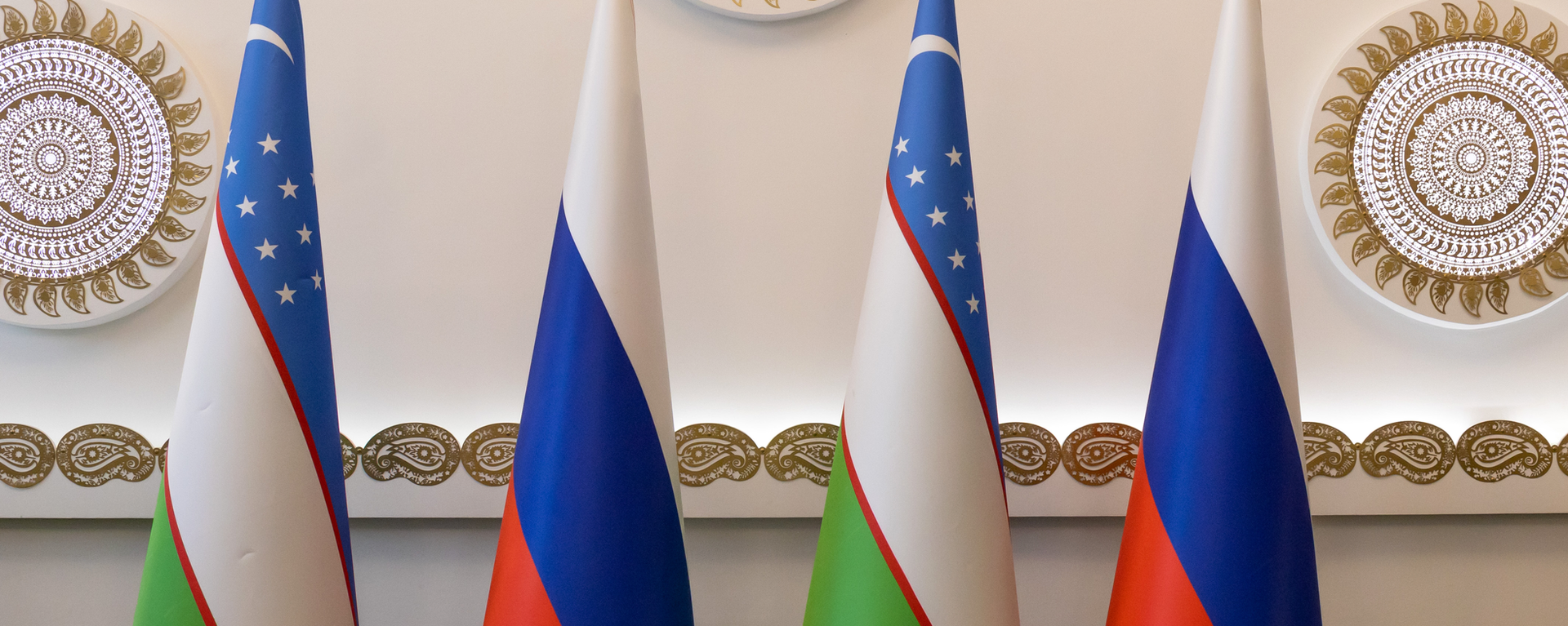 Uzbekskie i Rossiyskie flagi v posolstve Uzbekistana v Rossii. - Sputnik O‘zbekiston, 1920, 15.03.2026