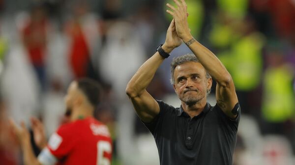 Главный тренер сборной Испании Луис Энрике аплодирует болельщикам после поражения в серии пенальти на чемпионате мира 2022 года в Катаре - Sputnik Узбекистан
