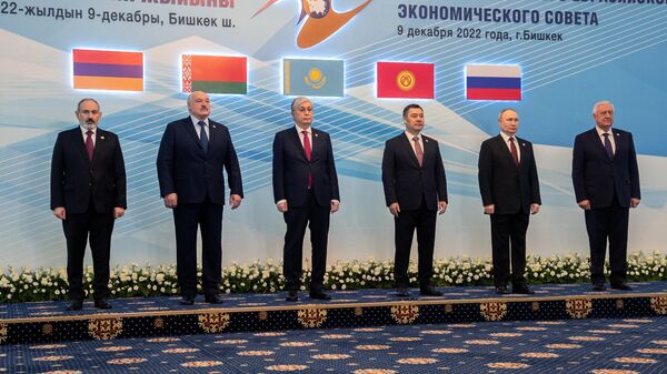 Prezident RF V. Putin prinyal uchastie v rabote sammita YeAES v Bishkeke - Sputnik O‘zbekiston