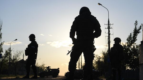 Военнослужащие ДНР на блокпосту рядом с территорией завода Азовсталь в Мариуполе. - Sputnik Ўзбекистон