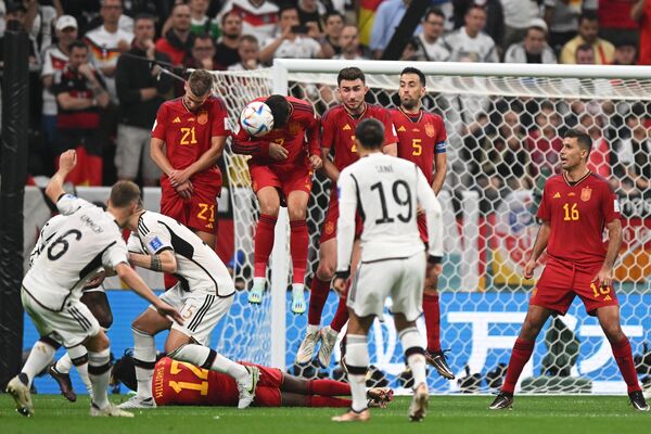 Игровой момент у ворот сборной Испании на чемпионате мира по футболу в Катаре - Sputnik Узбекистан