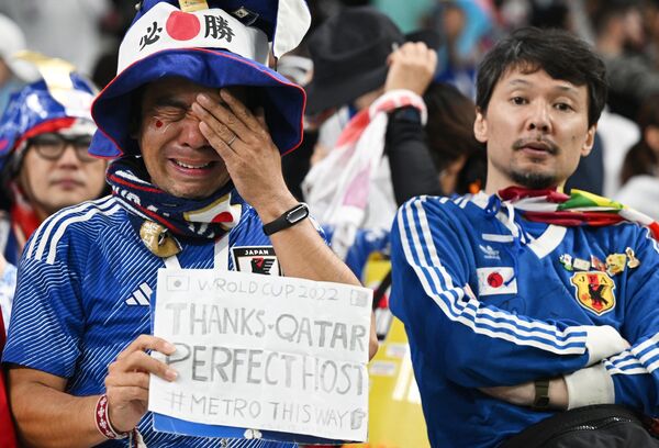 Болельщики сборной Японии после матча 1/8 финала чемпионата мира по футболу между сборными Японии и Хорватии - Sputnik Узбекистан