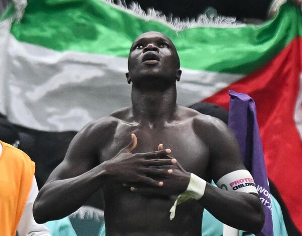 Игрок сборной Камеруна Венсан Абубакар радуется забитому мячу в матче группового этапа чемпионата мира по футболу между сборными Камеруна и Бразилии - Sputnik Узбекистан