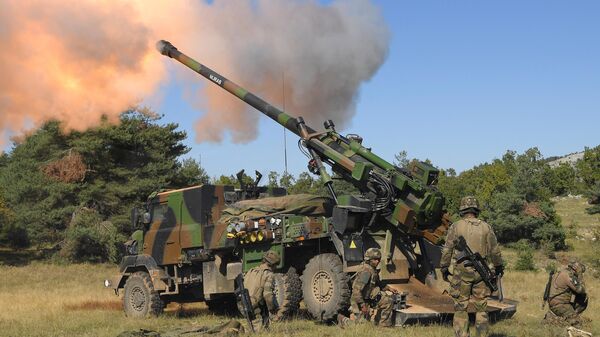 Самоходная артиллерийская установка Caesar во время учений французской армии по стрельбе высокой интенсивности в Канжере - Sputnik Узбекистан