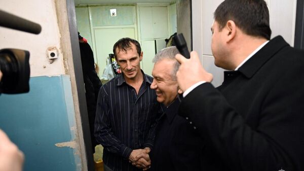 Президент Шавкат Мирзиёев зашел в один из многоквартирных домов в Чиланзаре - Sputnik Ўзбекистон