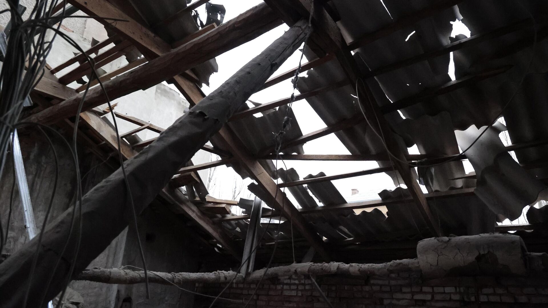 Разрушенная крыша жилого дома в Ворошиловском районе Донецка после обстрелов со стороны ВСУ.  - Sputnik Узбекистан, 1920, 22.03.2023