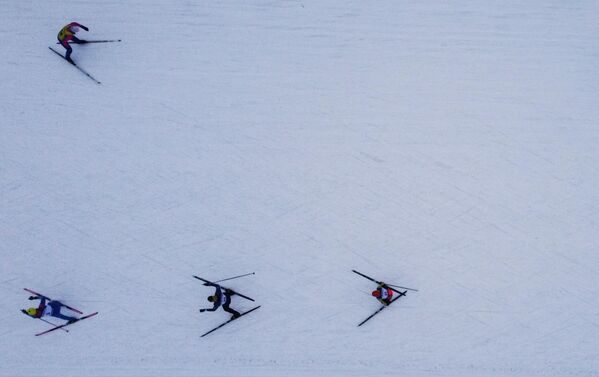 Отдыхающие на одной из трасс лыжного комплекса &quot;Тирвас&quot; (беговые лыжи) в Кировске. - Sputnik Узбекистан