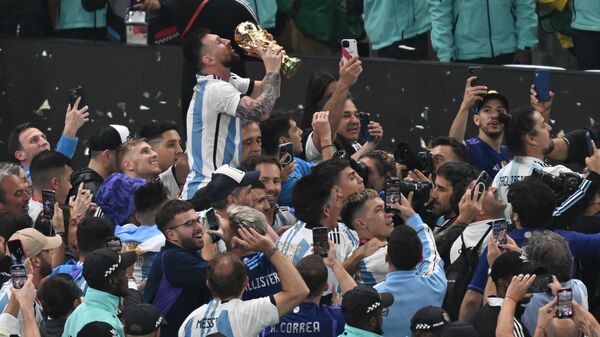 Igrok sbornoy Argentini Lionel Messi na seremonii nagrajdeniya pobediteley chempionata mira po futbolu - Sputnik O‘zbekiston