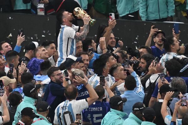 Игрок сборной Аргентины Лионель Месси на церемонии награждения победителей чемпионата мира по футболу - Sputnik Узбекистан