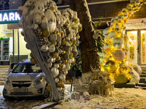 Улицы города также украшают необычные новогодние композиции, к примеру, это сердце из огромных шаров. - Sputnik Узбекистан