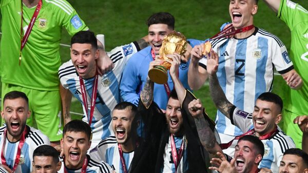 Игроки сборной Аргентины на церемонии награждения победителей чемпионата мира по футболу. - Sputnik Узбекистан