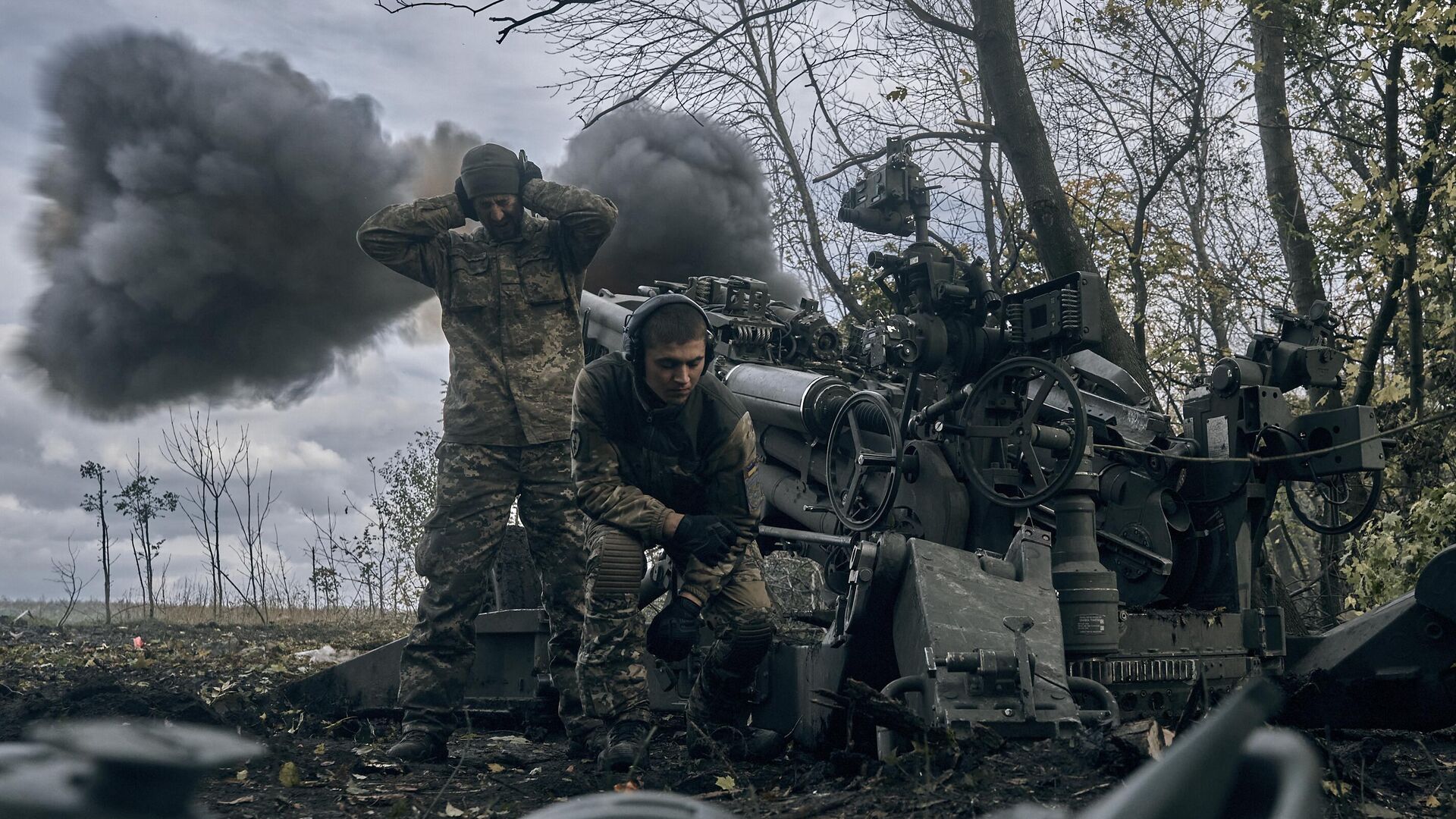 Украинские солдаты обстреливают российские позиции из гаубицы М777 в восточной части Донецкой области Украины - Sputnik Узбекистан, 1920, 20.12.2022