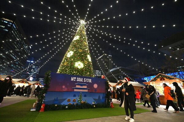 Световая рождественская инсталляция на площади Кванхвамун в Сеуле. - Sputnik Узбекистан