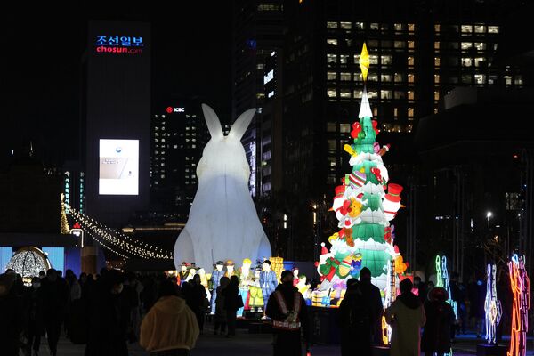 Жители Сеула прогуливаются по площади Кванхвамун во время фестиваля новогодних фонарей. - Sputnik Узбекистан
