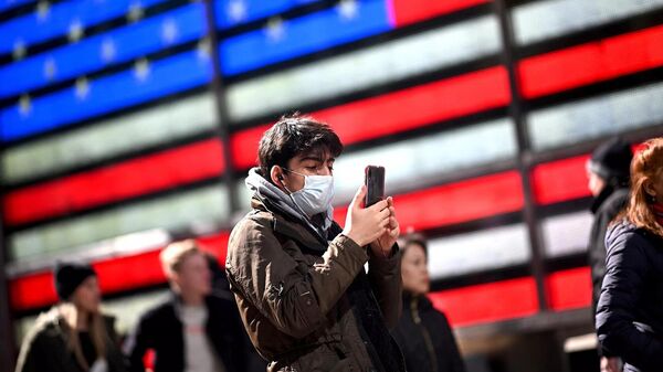 Мужчина со смартфоном на Таймс-Сквере, Нью-Йорк / США - Sputnik Узбекистан