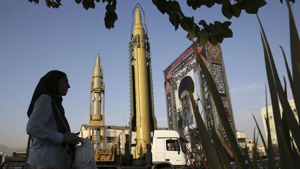 Ракета Гадр-Х на фоне портрета Верховного лидера Аятоллы Али Хаменеи на ежегодной Неделе обороны, на площади Бахарестан в Тегеране, Иран. Архивное фото. - Sputnik Узбекистан