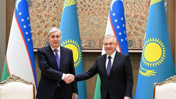 Шавкат Мирзиёев и Касым-Жомарт Токаев провели переговоры в узком формате. - Sputnik Узбекистан