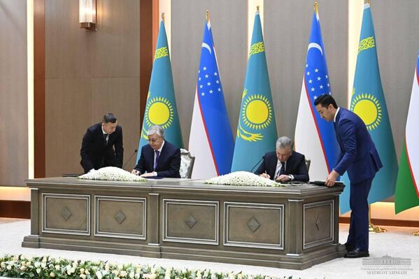 По итогам узбекско-казахстанского саммита состоялась церемония подписания и обмена двусторонними документами. - Sputnik Ўзбекистон