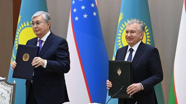 По итогам узбекско-казахстанского саммита состоялась церемония подписания и обмена двусторонними документами. - Sputnik Узбекистан
