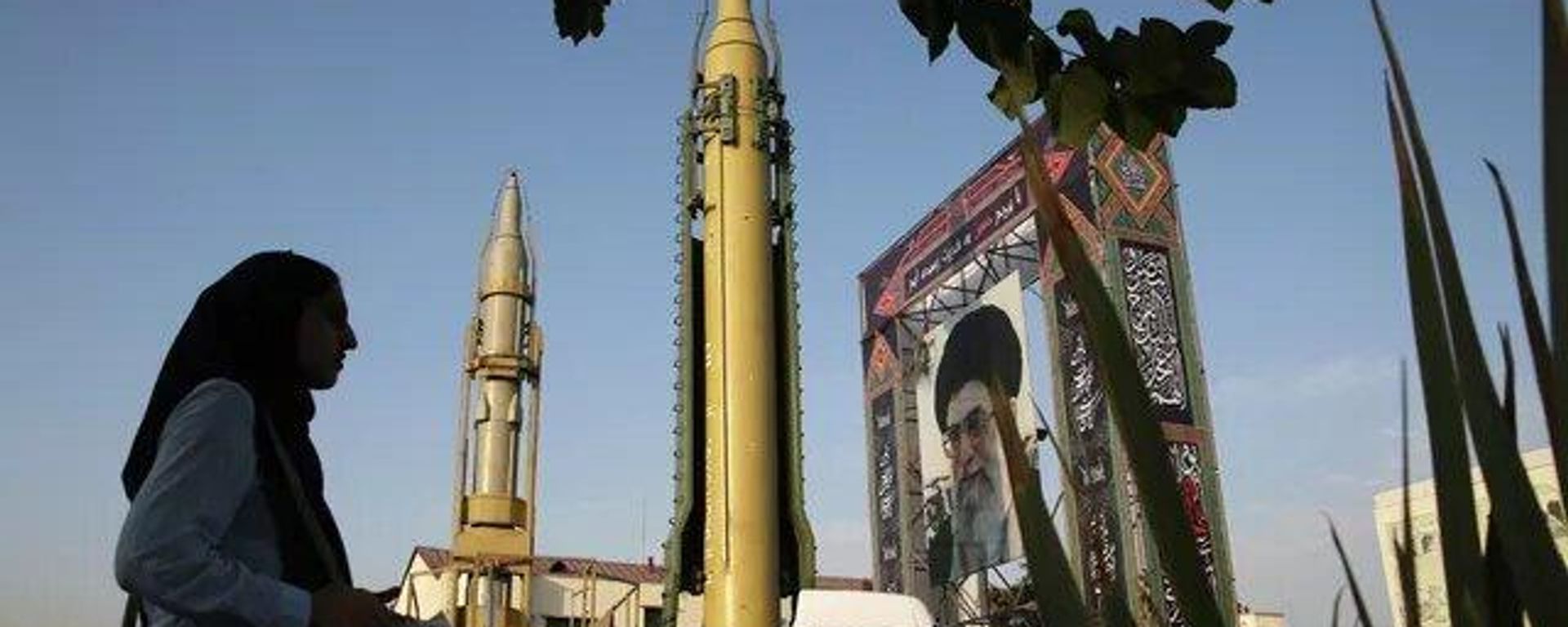 Образцы боевых ракет на фоне портрета высшего руководителя Ирана аятоллы Али Хаменеи, выставленные на площади Бахарестан в Тегеране. Архивное фото - Sputnik Ўзбекистон, 1920, 31.07.2026