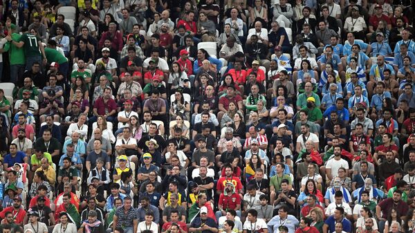 Bolelshiki na matche gruppovogo etapa chempionata mira po futbolu mejdu sbornimi Portugalii i Urugvaya, Katar - Sputnik O‘zbekiston