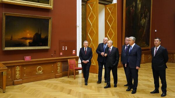 Президент РФ В. Путин принял участие в работе второго дня неформального саммита СНГ в Санкт-Петербурге - Sputnik Ўзбекистон