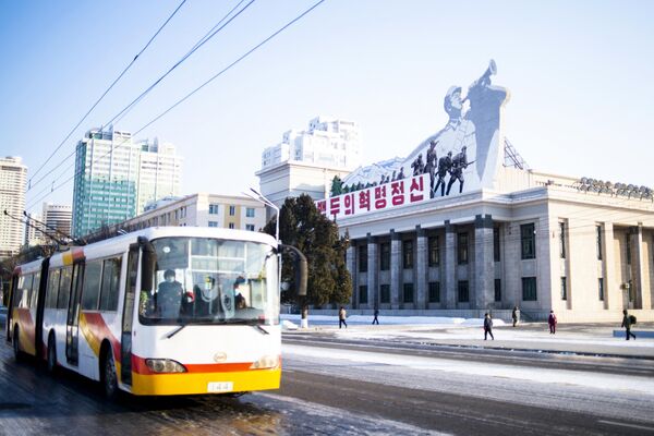 Автобус проезжает по улице в центре Пхеньяна. - Sputnik Узбекистан