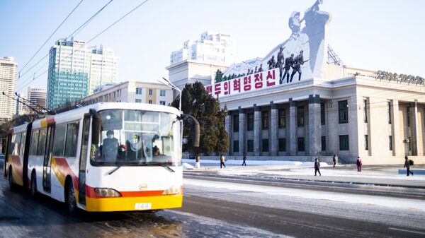 Автобус проезжает по улице в центре Пхеньяна, Северная Корея - Sputnik Узбекистан