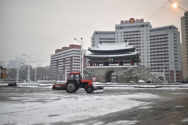 Снегоочиститель чистит улицы столицы КНДР после первого снегопада. - Sputnik Узбекистан
