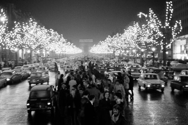 Люди собрались на Елисейских полях в Париже, чтобы отпраздновать Новый год в 1970 году. - Sputnik Узбекистан