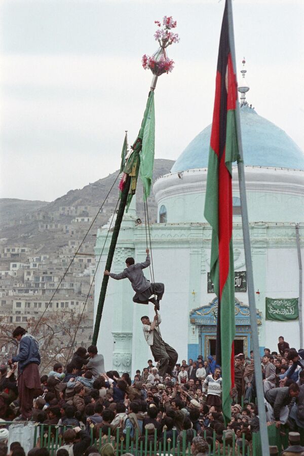 Афганские дети празднуют первый день нового года в кабульском парке развлечений в 1989 году. - Sputnik Узбекистан