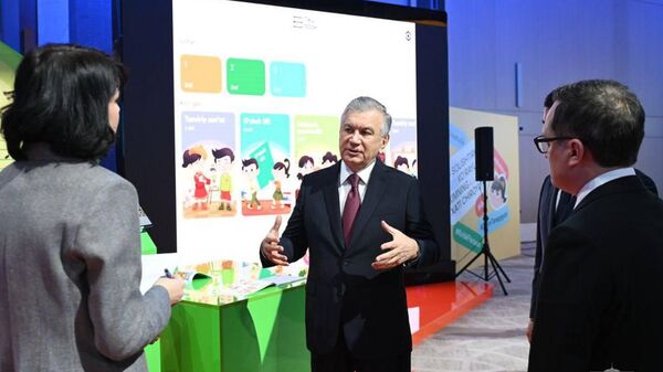 Президент Шавкат Мирзиёев прибыл в Международный конгресс-центр и знакомится с презентацией учебников нового поколения, разработанных для начальных классов. - Sputnik Узбекистан