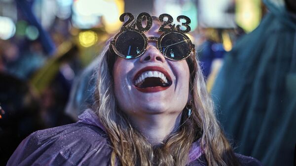 Девушка смеется, ожидая обратного отсчета до начала нового года на Таймс-сквер в Нью-Йорке 31 декабря 2022 года - Sputnik Ўзбекистон