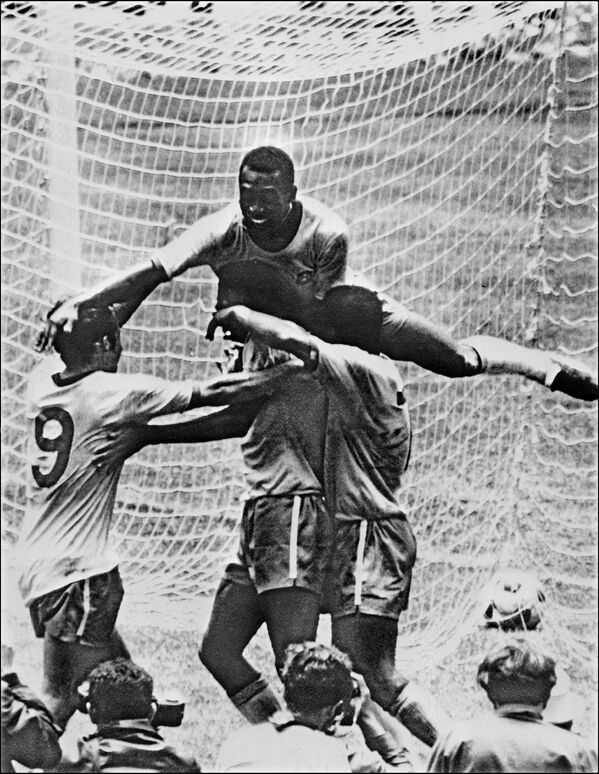 Пеле празднует победу со своими товарищами после матча между Бразилией и Италией на ЧМ-1970. Пеле стал единственным футболистом мира, который трижды становился чемпионом мира как игрок - в 1958, 1962 и 1970 годах. - Sputnik Узбекистан