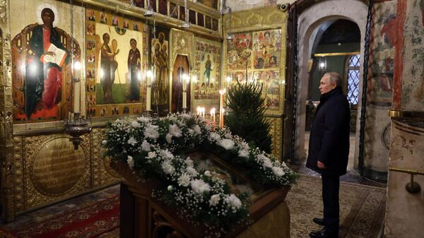 Президент РФ В. Путин посетил Рождественское богослужение - Sputnik Узбекистан