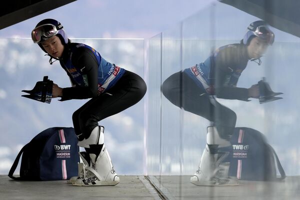 Рёю Кобаяси из Японии разминается перед прыжком на третьем этапе 71-го турнира по прыжкам с трамплина &quot;Четыре трамплина&quot; в Инсбруке, Австрия - Sputnik Узбекистан