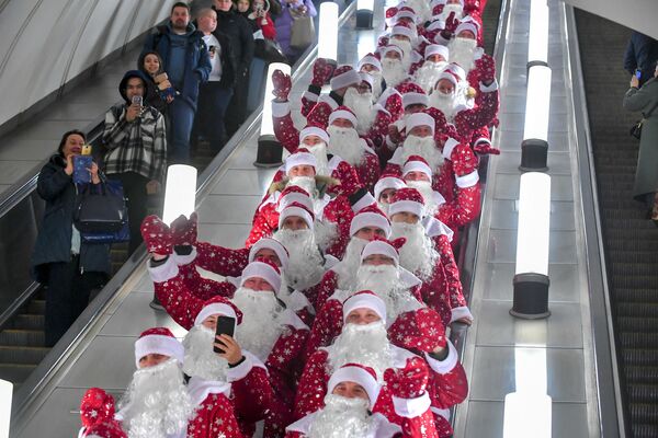 Деды Морозы принимают участие в ежегодном флешмобе в Московском метрополитене - Sputnik Узбекистан