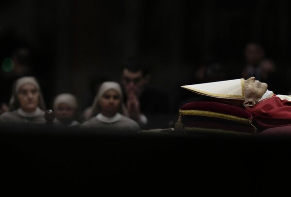 Скорбящие молятся перед телом покойного папы Бенедикта XVI в Ватикане - Sputnik Узбекистан