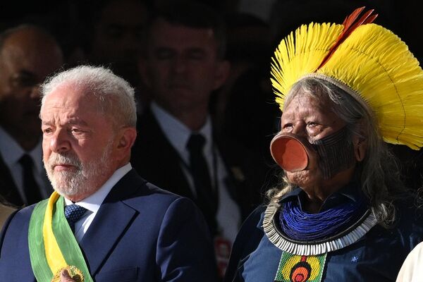Новый президент Бразилии Луис Инасиу Лула да Силва стоит с коренным бразильским лидером и защитником окружающей среды Раони Метуктире, известным как вождь Раони - Sputnik Узбекистан