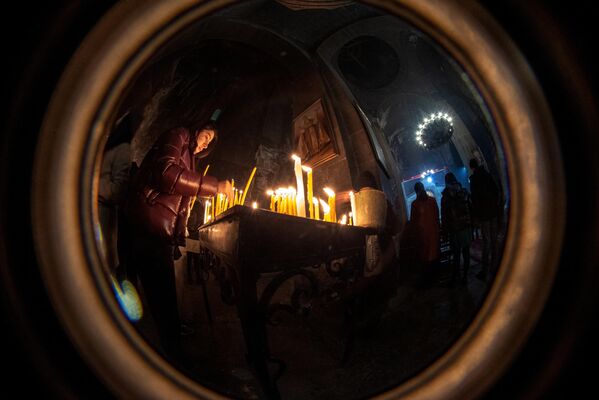 Верующие в рождественский сочельник в церкви Сурб Геворг в селе Мугни Арагацотнской области - Sputnik Узбекистан