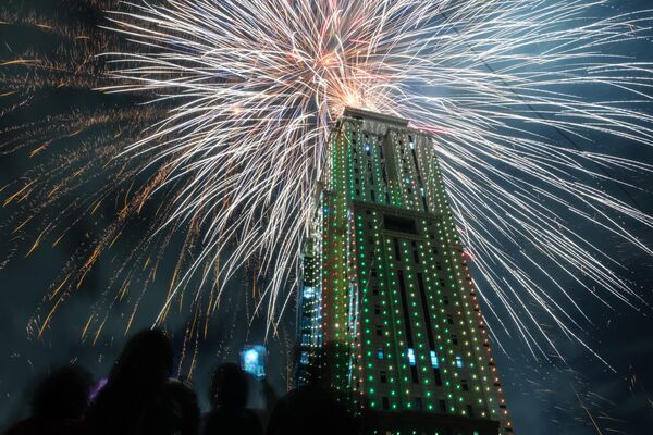 Запуск фейерверков с крыши башни Old Mutual Tower в честь Нового года в Кении - Sputnik Узбекистан