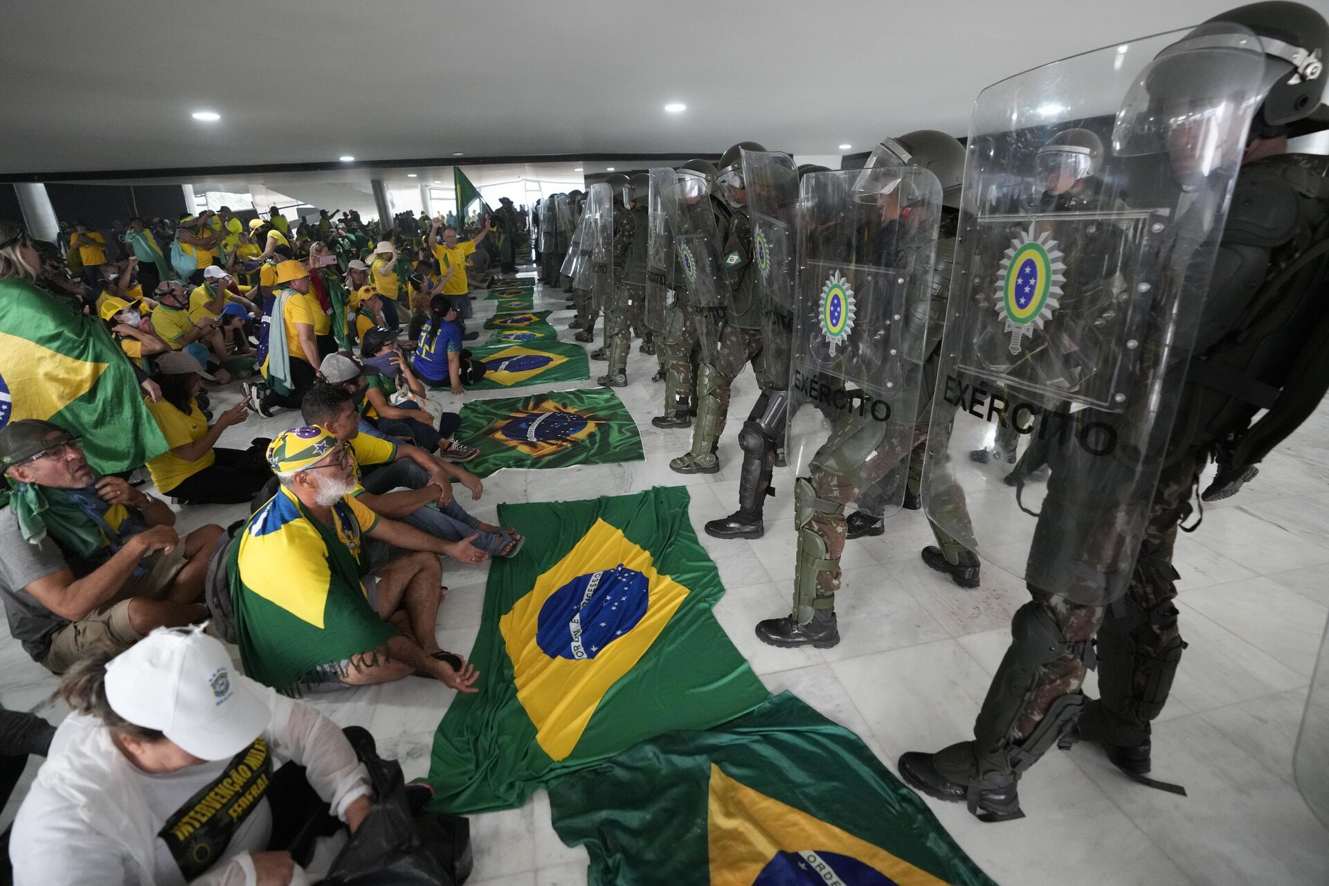 Протестующие сторонники Болсонару и полиция внутри резиденции президента в Бразилии  - Sputnik Ўзбекистон, 1920, 09.01.2023