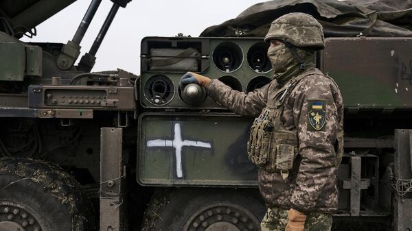 Украинский солдат около самоходной гаубицы CAESAR близ Авдеевки, Донецкая область. - Sputnik Узбекистан