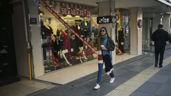 Женщина на торговой улице в Анкаре, Турция. - Sputnik Узбекистан