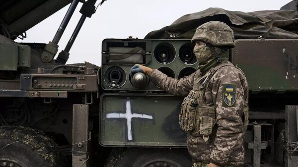 Soldat VSU vosle fransuzskoy samoxodnoy gaubisi  CAESAR pod Avdeyeyevkoy - Sputnik O‘zbekiston