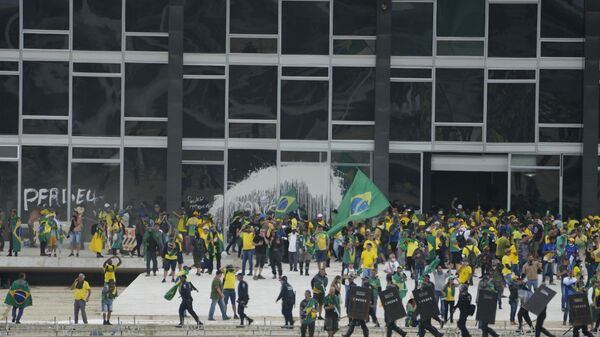 Протестующие штурмуют здание Верховного суда в Бразилиа, Бразилия, воскресенье, 8 января 2023 года. - Sputnik Узбекистан