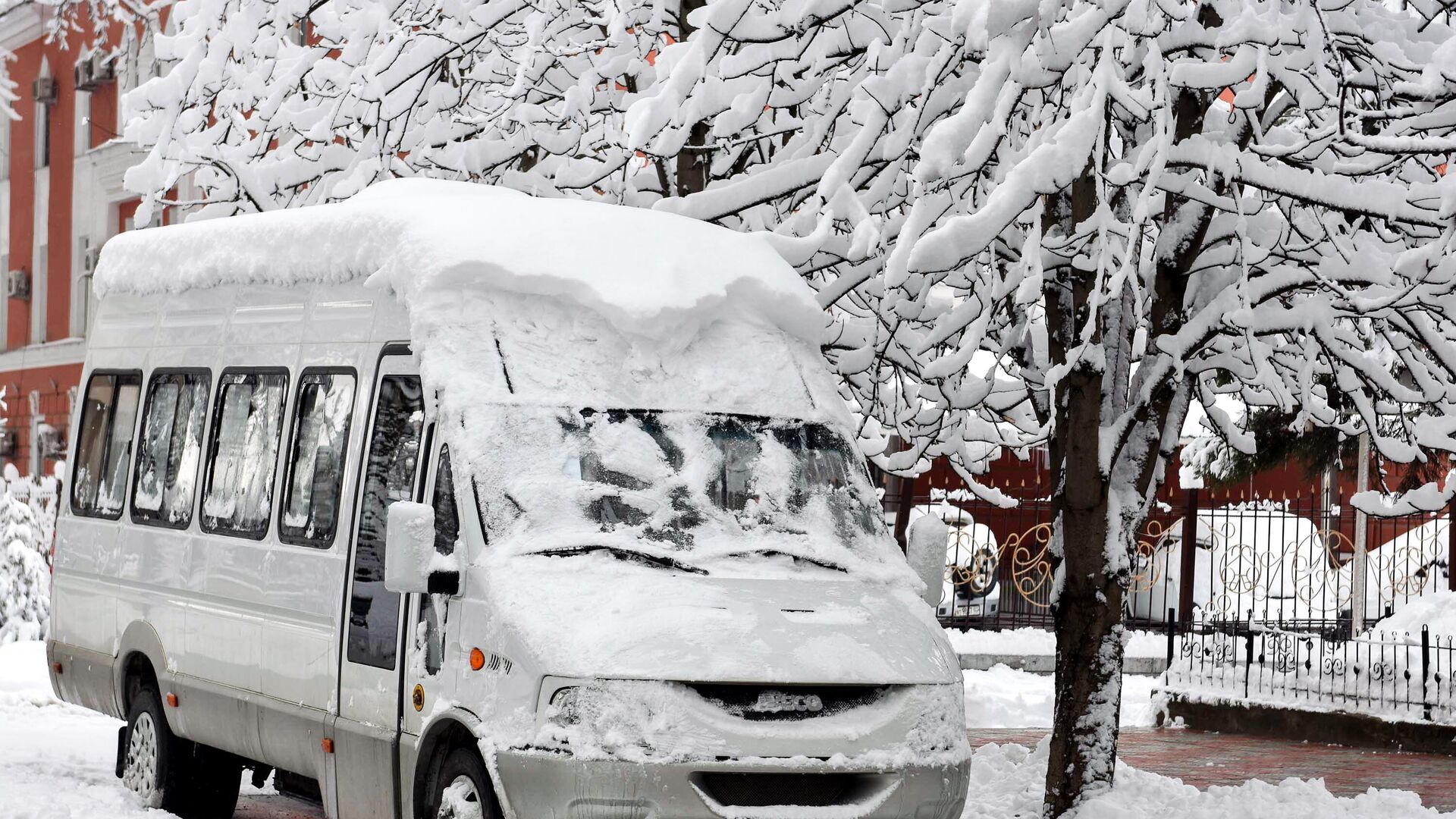 Микроавтобус, заваленный снегом после обильного снегопада. - Sputnik Узбекистан, 1920, 19.01.2023
