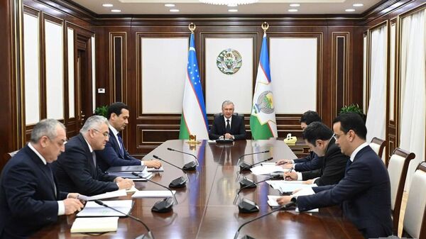 Президент Шавкат Мирзиёев ознакомился с презентацией проектов по расширению добычи угля и урана. - Sputnik Узбекистан