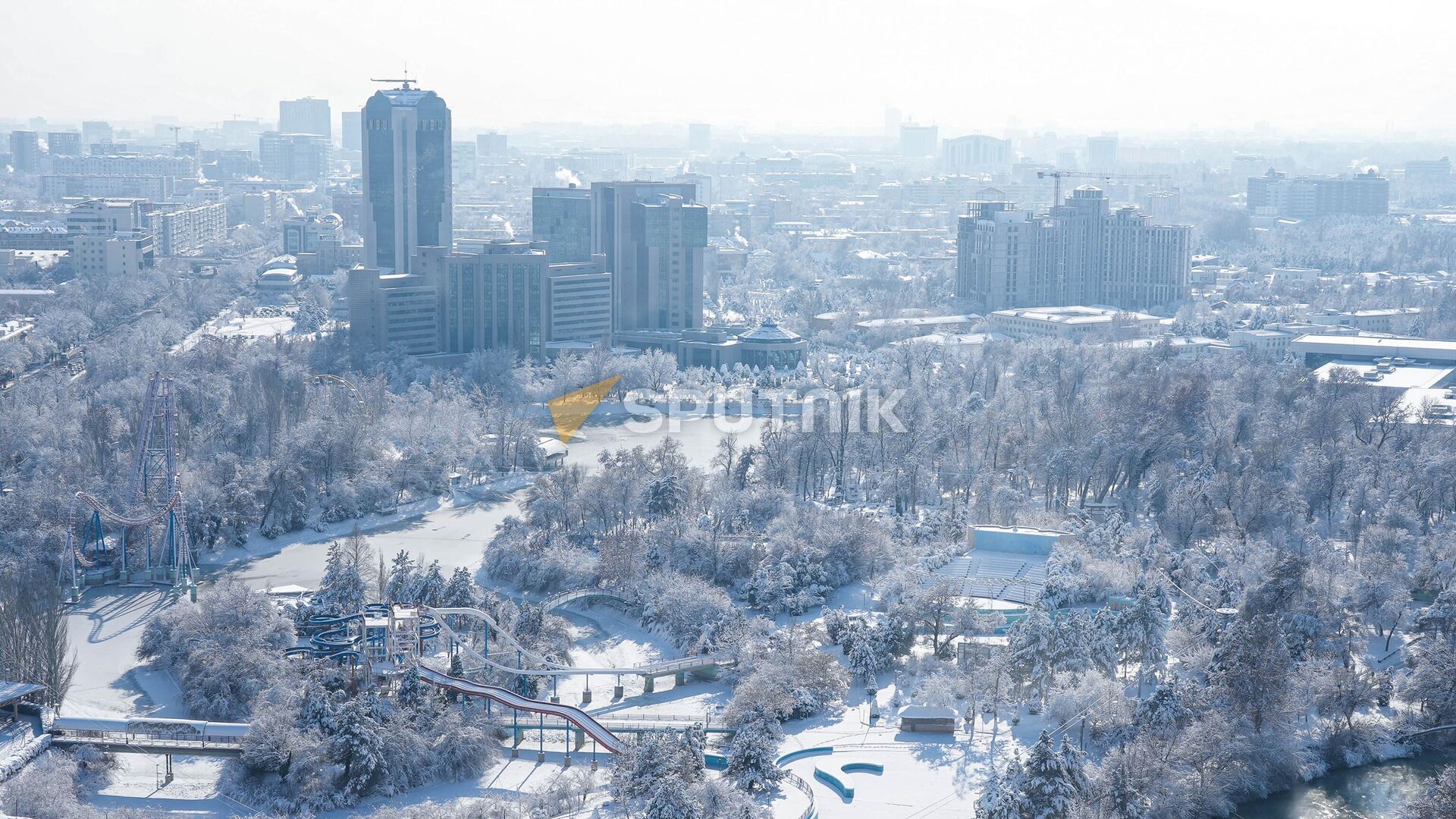 Снегопад в Ташкенте. - Sputnik Ўзбекистон, 1920, 13.01.2023