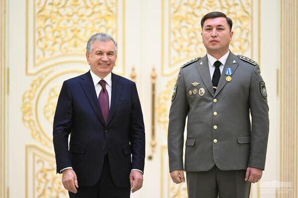 Shavkat Mirziyoyev vruchil nagradi voyennim - Sputnik O‘zbekiston